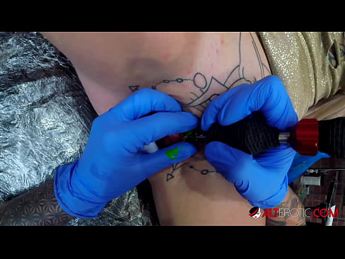 ❤️ Extremely tattooed hottie Sully Savage got a tattoo on her clitoris Fucking video at us en-us.pornosexphoto.ru ﹏